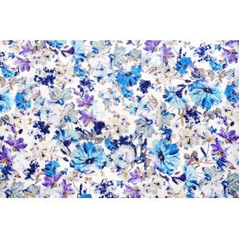 Плотный жаккард с напечатанным принтом из синих цветов на белой основе с рельефной поверхностью.