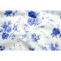 Хлопок с красивыми синими розами на белом фоне