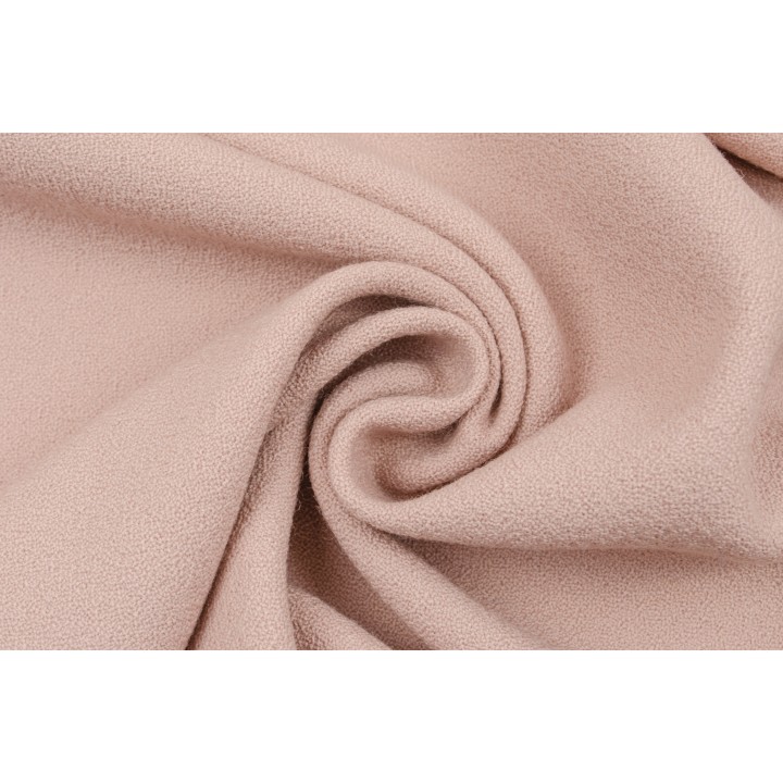 Шерсть бледно-розового оттенка с пористой поверхностью