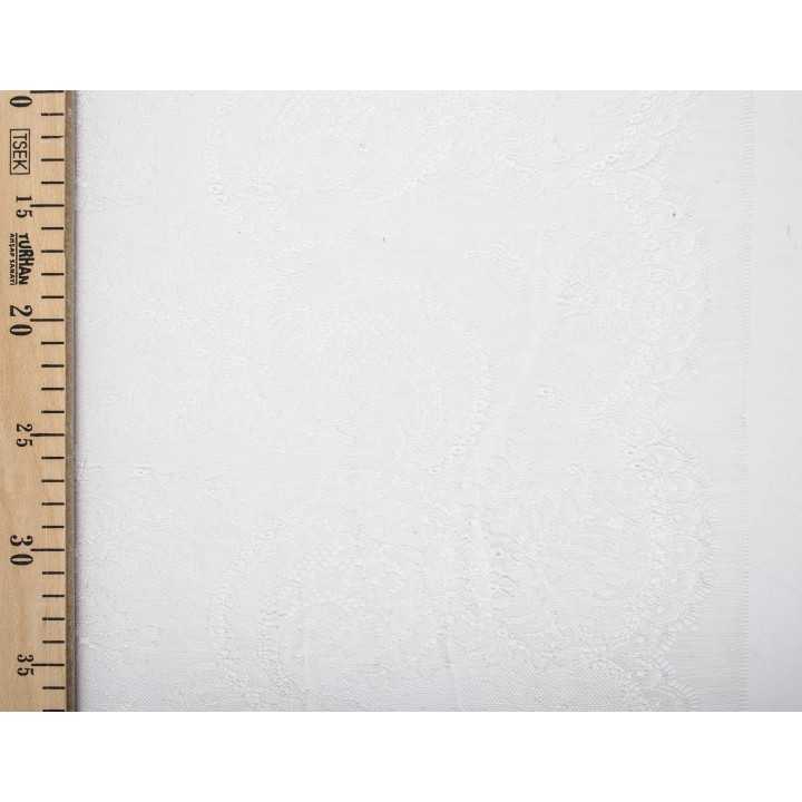 Белое кружево Solstiss с плотной вышивкой