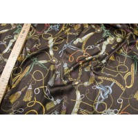 Штапель-крэш с цепочками на шоколадном фоне