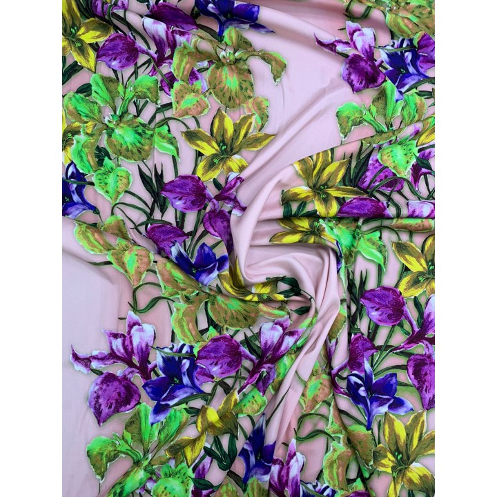 Цветочный принт на  шелке с яркими желто-фиолетовыми лилиями