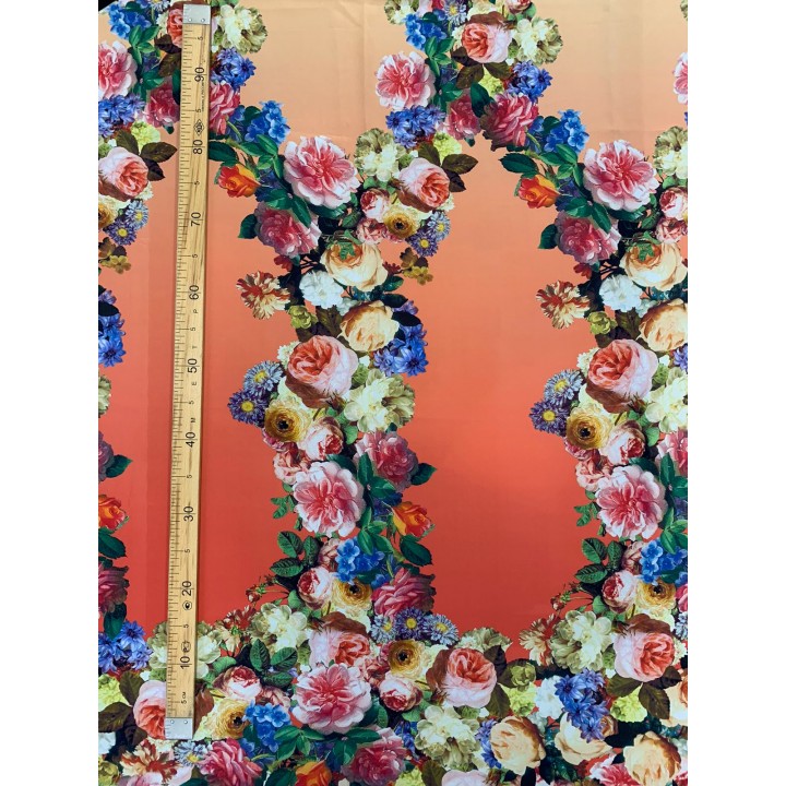 Шелковый крепдешин с розами в стиле D&G на персиковом фоне шелка