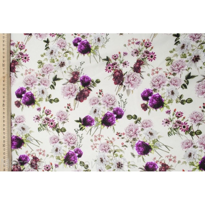 Сиренево-фиолетовые букеты цветов на белом фоне