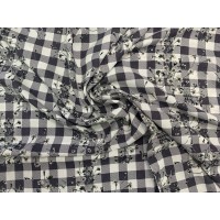 Штапель с мелкими цветочками на фоне клетки в сером цвете