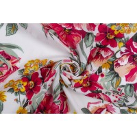 Красивый штапель с розами и маками на белом фоне